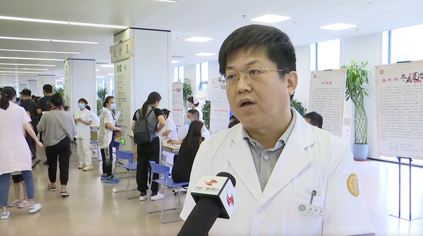 長春中醫藥大學附屬第三臨床醫院副院長、治未病中心主任黎明全教授接受媒體采訪。（王振東 攝）