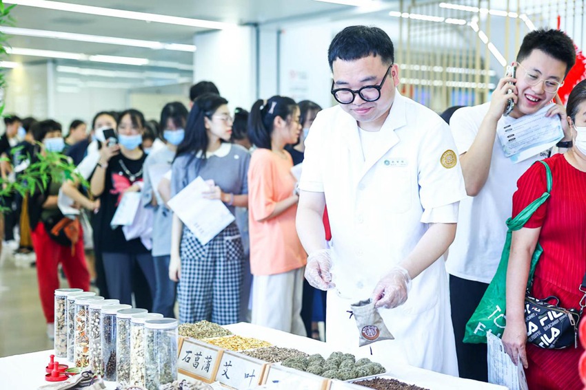中醫藥老師為市民制作中醫藥香囊。（王振東 攝）