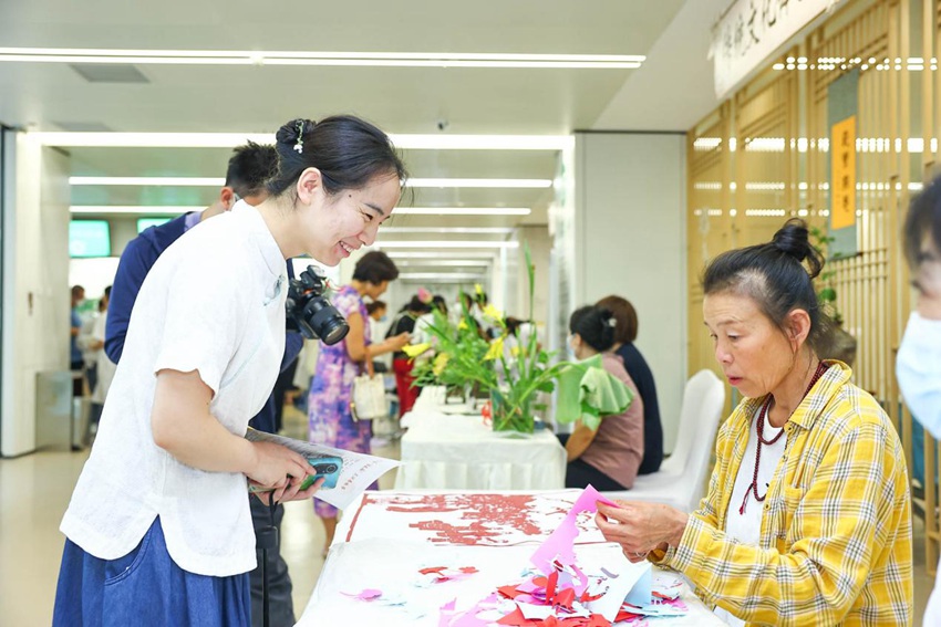 現場刀刻畫技藝吸引市民駐足欣賞。（王振東 攝）