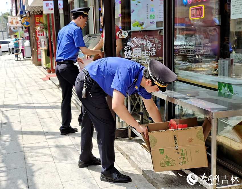 王超和隊員在執法中。人民網記者 關思聰攝