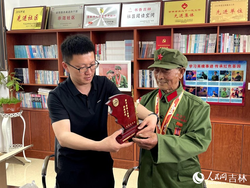 吉林省退役軍人事務廳工作人員向老兵致敬。人民網記者 李思玥攝