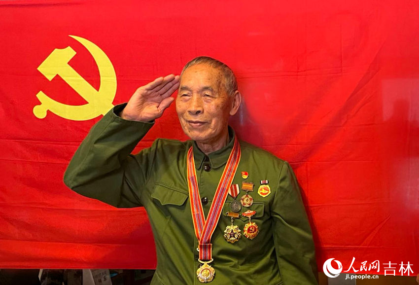 老兵向德明在黨旗下敬禮。人民網記者 李思玥攝