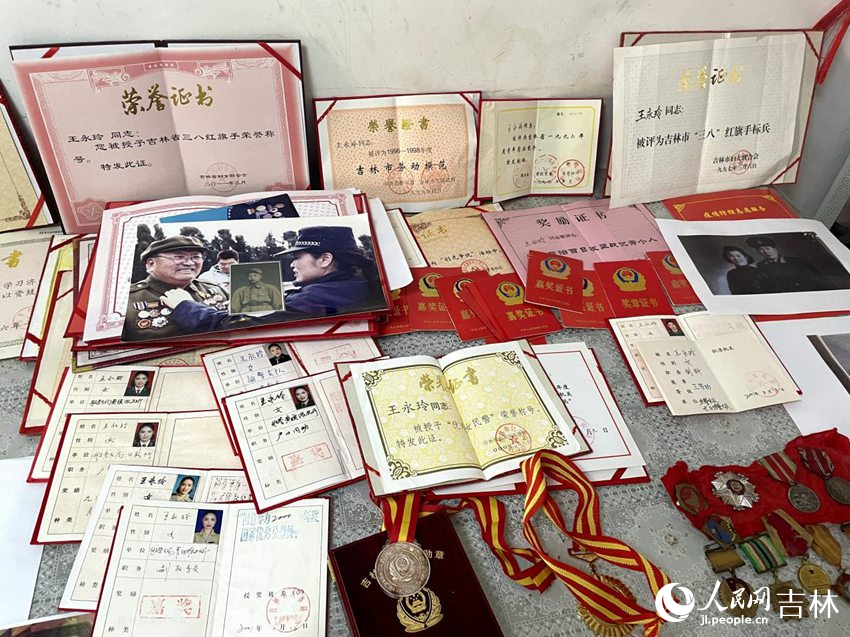軍烈屬王永玲用榮譽書寫青春。人民網記者 李思玥攝