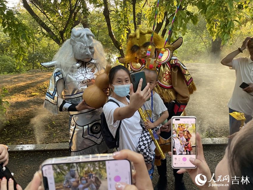長春市動植物公園“夢幻西游季·夜游動物園”系列演藝活動。人民網記者 李思玥攝