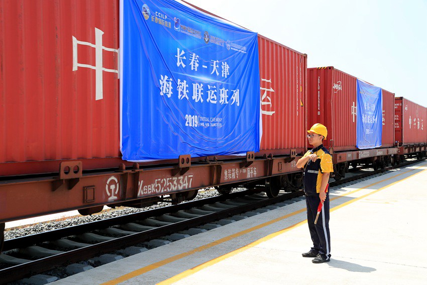 長春國際陸港與天津港集團共同打造的海鐵聯運班列。（長春經開區供圖）