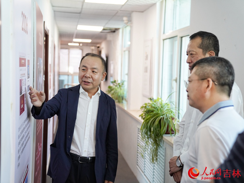 長春高新集團一行參觀了人民網發展歷程。人民網記者 李洋攝