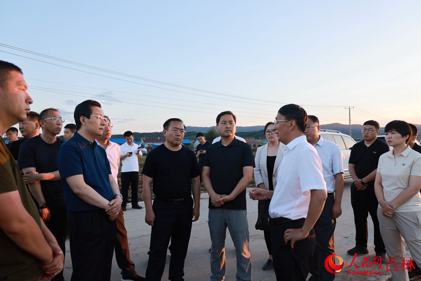 吉林農業科技學院院長李啟云向吉林市委領導介紹秋菜補種措施 。人民網記者 王海躍攝