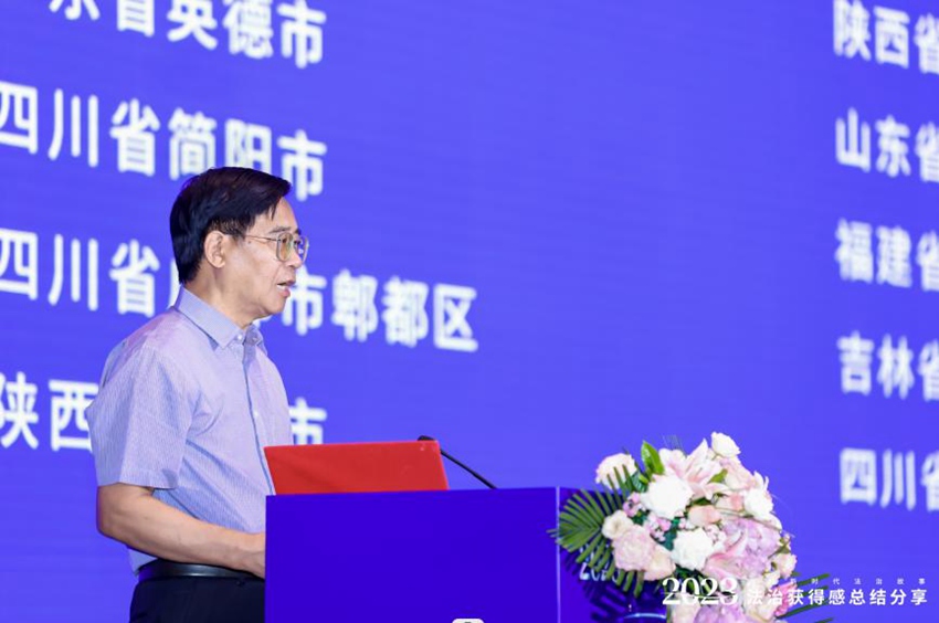 中國創新戰略和政策研究中心副主任、國務院研究室原司長劉應杰宣讀典型案例名單（郭肅檸 攝）