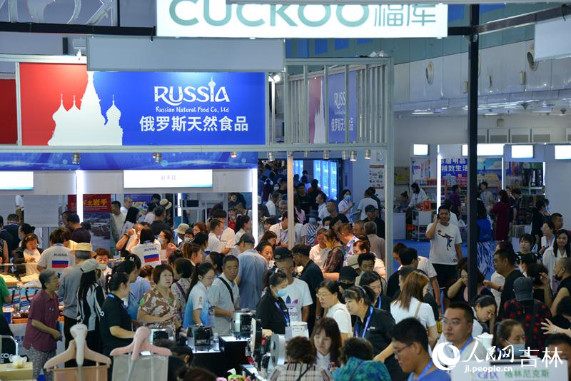 人們在博覽會東北亞商品館選購商品。 人民網記者 李洋攝