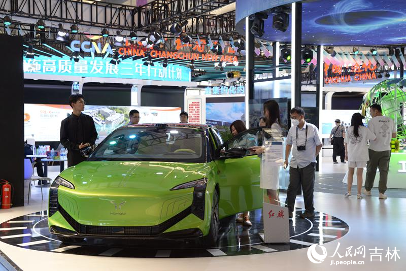 博覽會吉林館展示的紅旗E001豪華智能純電轎車。 人民網記者 李洋攝