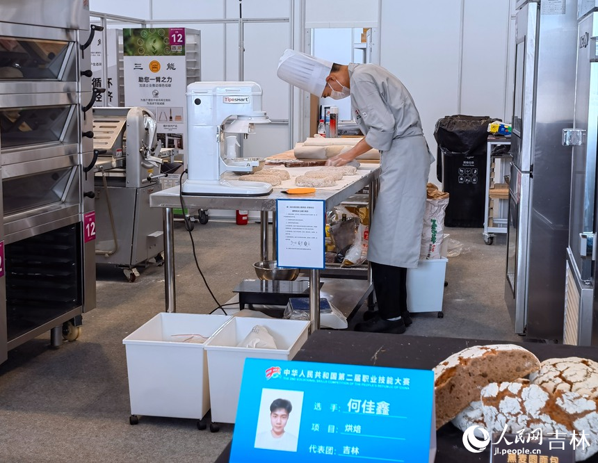 烘焙賽項選手何佳鑫正在制作美食。人民網記者 馬俊華攝