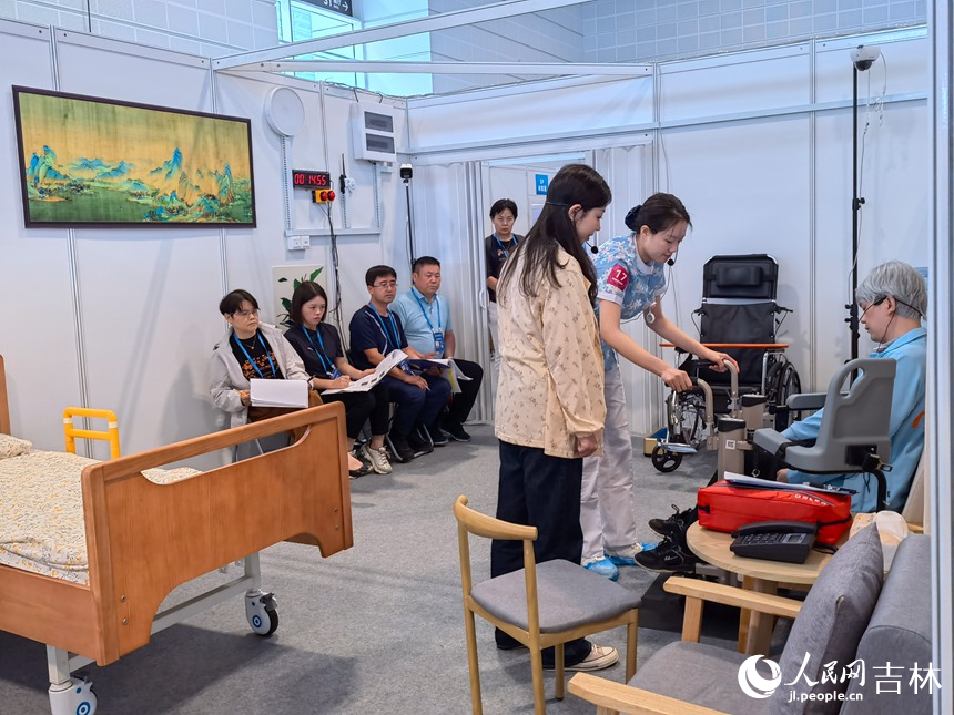 健康和社會照護賽項選手周思思用雙語比賽。人民網記者 馬俊華攝