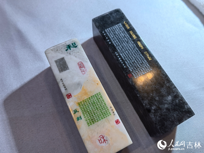 微刻作品。人民網記者 馬俊華攝