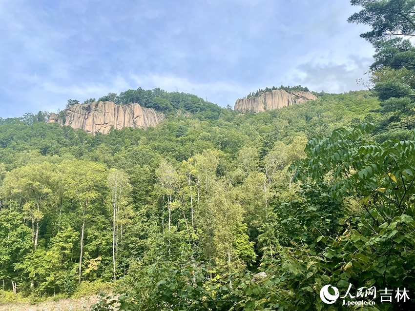 長白山紅石峰景區森林原始特征明顯，四季景色各有不同，春夏時節的紅石峰綠意盎然。人民網記者 李思玥攝