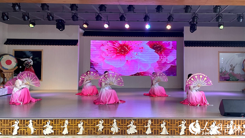 游客可以在這里品朝鮮族美食，游朝鮮族古村落，賞朝鮮族民俗表演，住朝鮮族民宿，了解朝鮮族的風俗習慣和文化傳統。人民網記者 李思玥攝