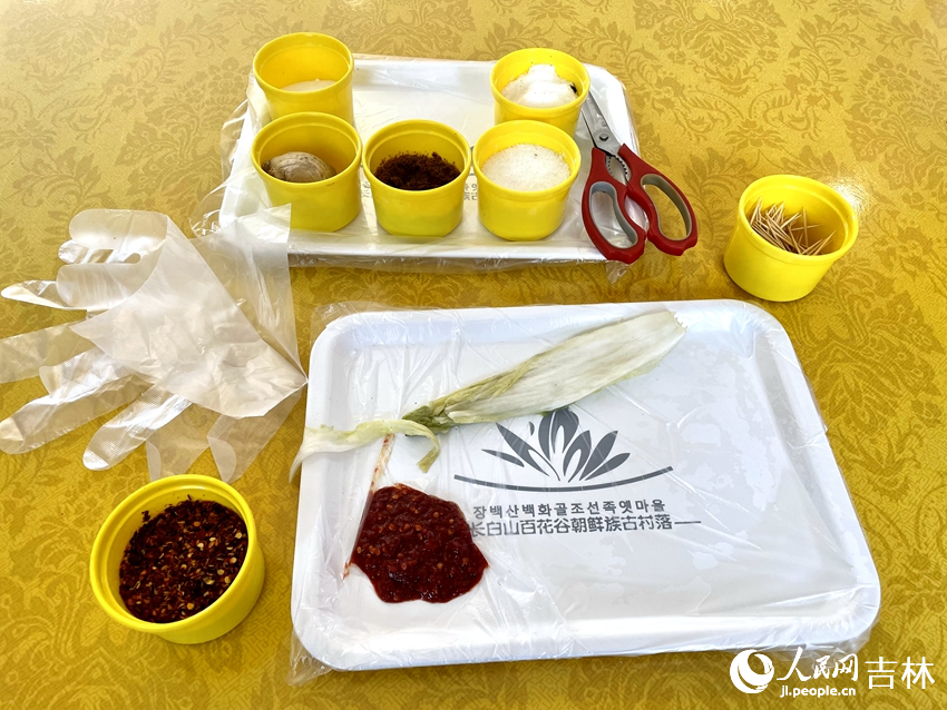 百花谷朝鮮族古村落為游客提供體驗親手制作辣白菜、打糕等項目。人民網記者 李思玥攝