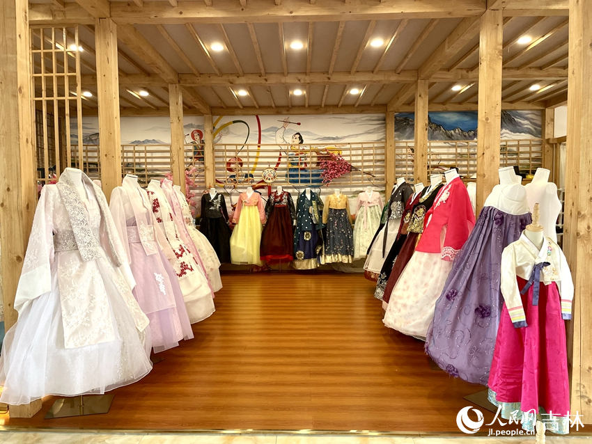在朝鮮族服飾館內，顏色各異的傳統服飾可供游客試穿裝扮、拍照留念，沉浸式體驗朝鮮族傳統民俗文化之美。人民網記者 李思玥攝