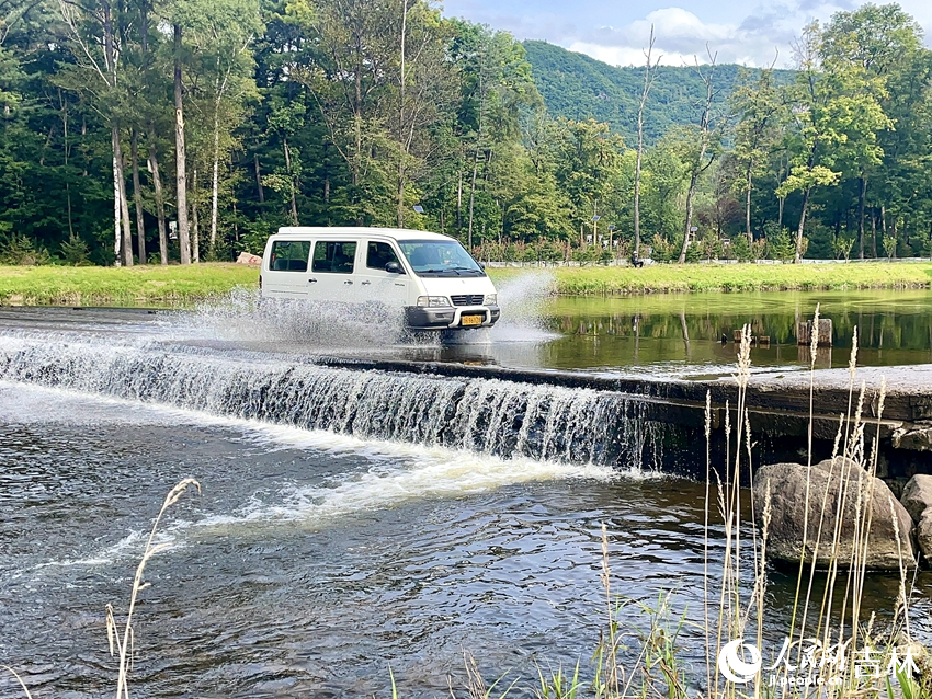 在長白山紅石峰景區，驅車行駛過水漫橋，“車在水中行，人在畫中游”。人民網記者 李思玥攝
