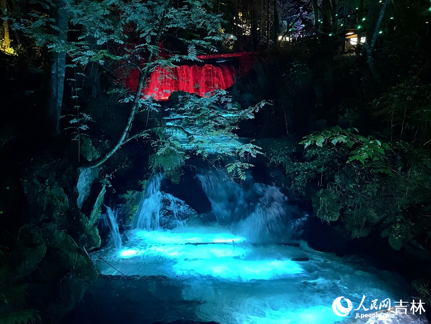 大戲臺河景區實施了森林之夜美化工程，并打造了以春、夏、秋、冬為主題的森林夢幻燈光秀。人民網記者 李思玥攝