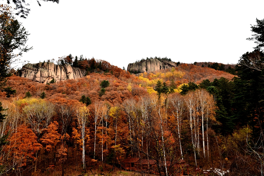秋季的紅石峰紅葉漫山，層林盡染詩意濃。（資料圖片。長白山紅石峰景區供圖）