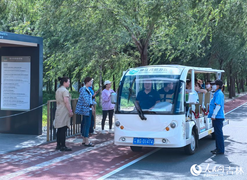 景區內游客觀光車。人民網記者 馬俊華攝
