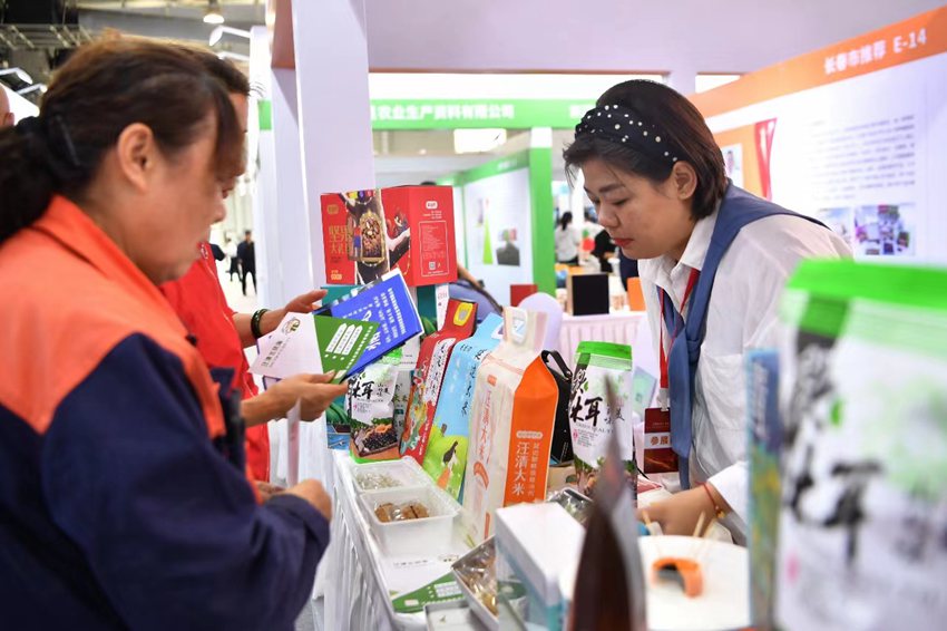社會各界群眾到首屆退役軍人創業創新成果展交會了解軍創企業研發的產品。