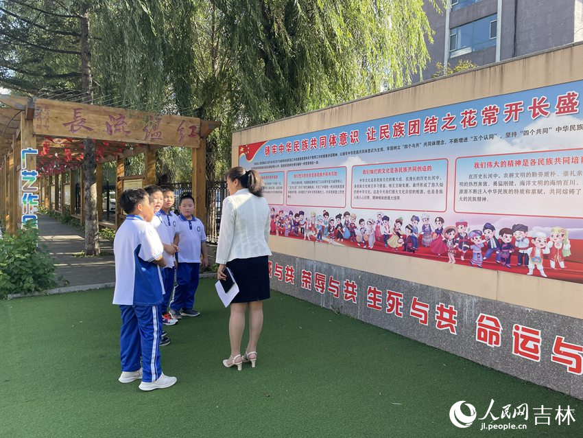 安圖縣王德泰紅軍小學民族團結精神文化墻。人民網記者 李思玥攝