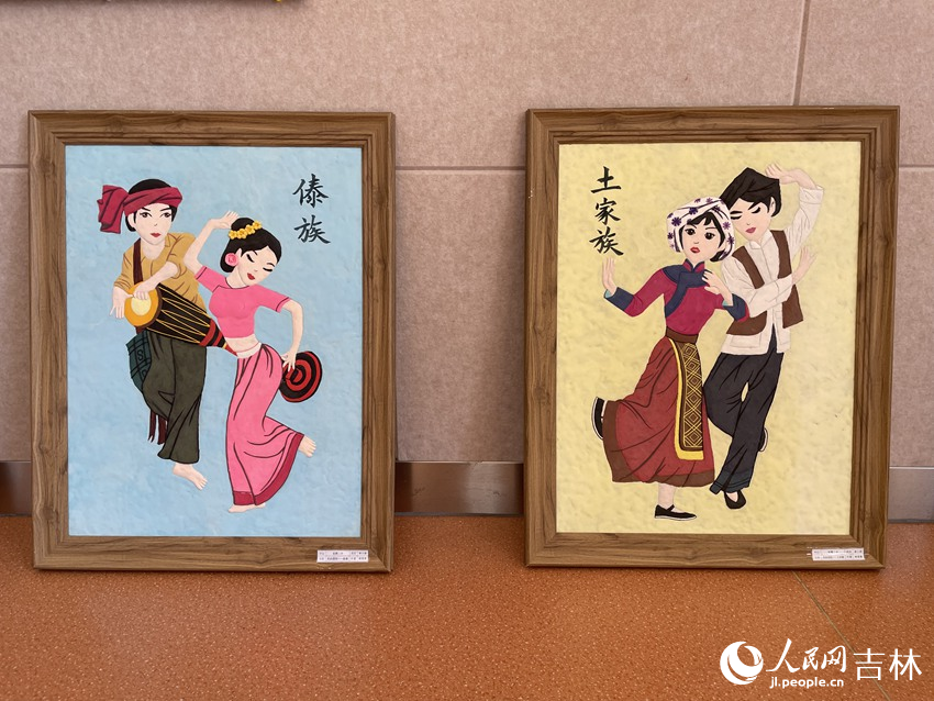 學生制作的少數民族主題的手工藝品。人民網記者李思玥攝