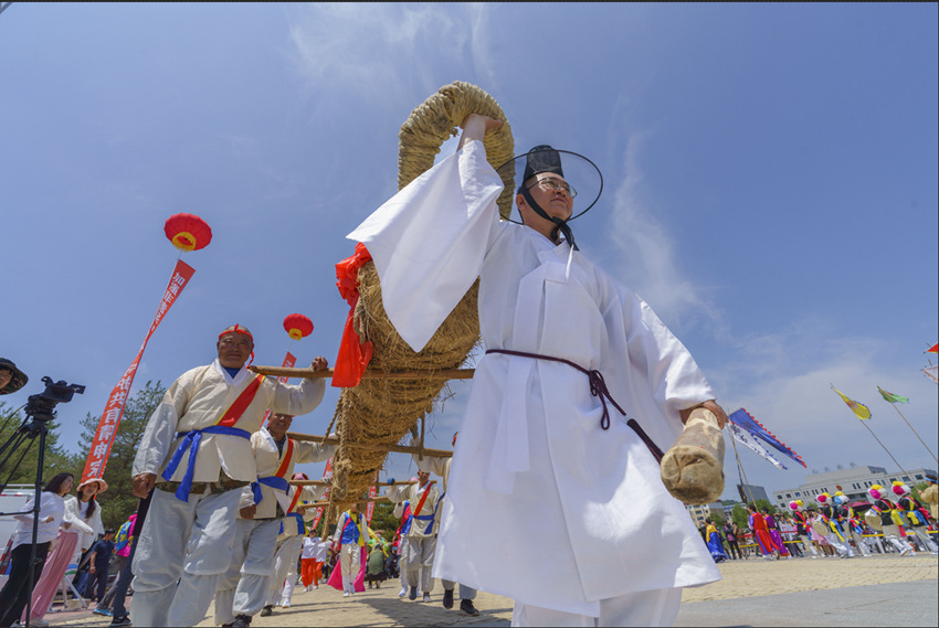 2023年非遺日拔草龍表演。（資料圖片。安圖縣文化館供圖）