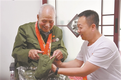 抗美援朝老兵李玉奎講述戰斗故事。李強攝