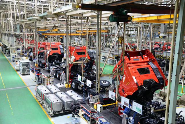 一汽解放卡車廠總裝車間。人民網記者 李洋攝