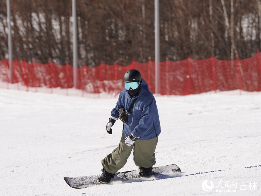 滑雪愛好者在和平滑雪場暢滑粉雪。人民網記者 李洋攝
