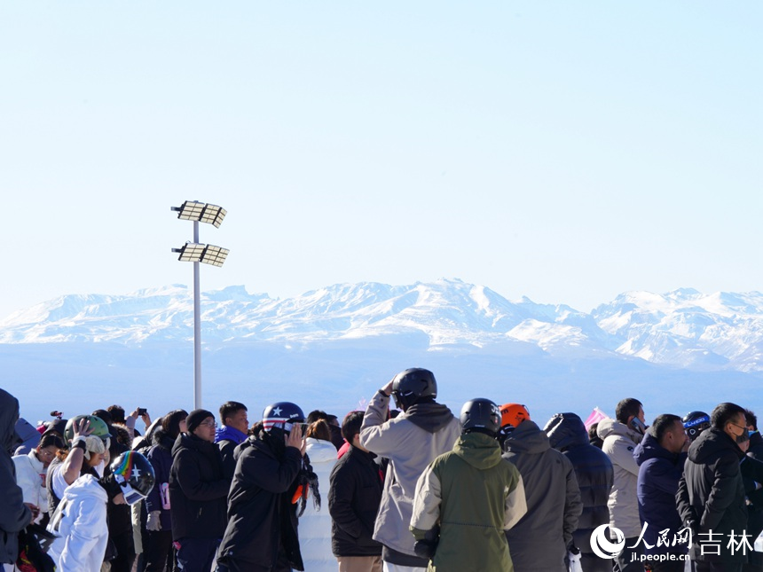 游客在和平滑雪場遠眺長白山。人民網記者 李洋攝