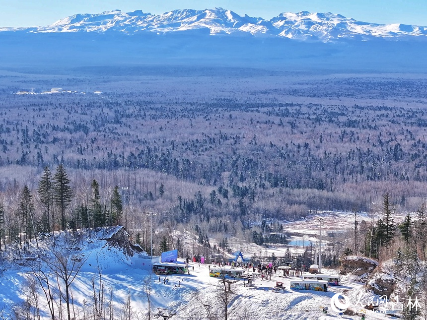 15日，長白山和平滑雪場和紅松王滑雪場同步“開板”迎客，正式拉開了長白山冰雪季的序幕。人民網記者 李成偉攝