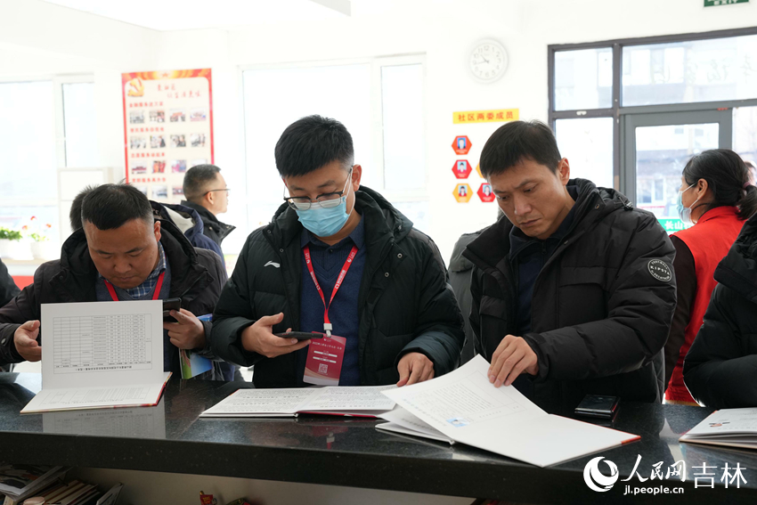 11月30日，參會嘉賓在長山花園社區觀摩。人民網記者 李洋攝