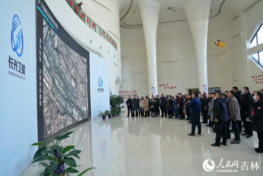 11月30日，參會嘉賓在長光衛星技術股份有限公司觀摩。人民網記者 李洋攝