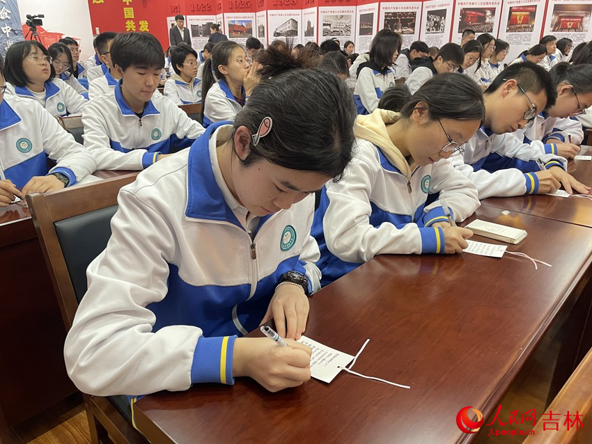 同學們手寫追思卡。人民網記者 李思玥攝
