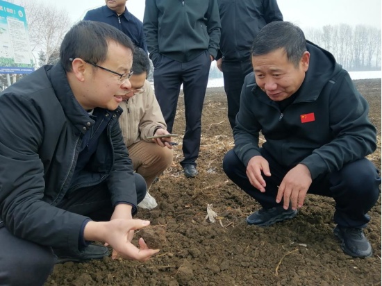 李樹國向記者講述黑土地保護成效