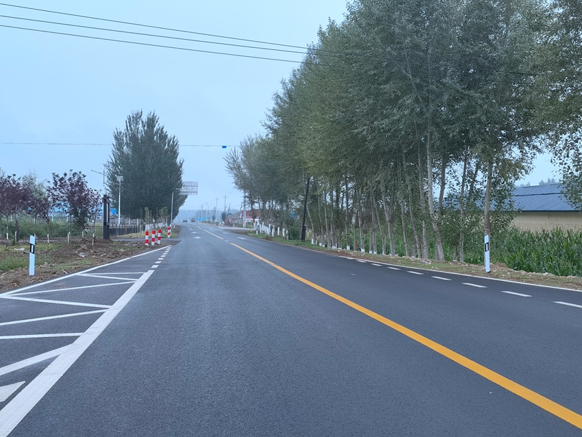 寬闊平整的縣道德前公路。人民網記者 馬俊華攝