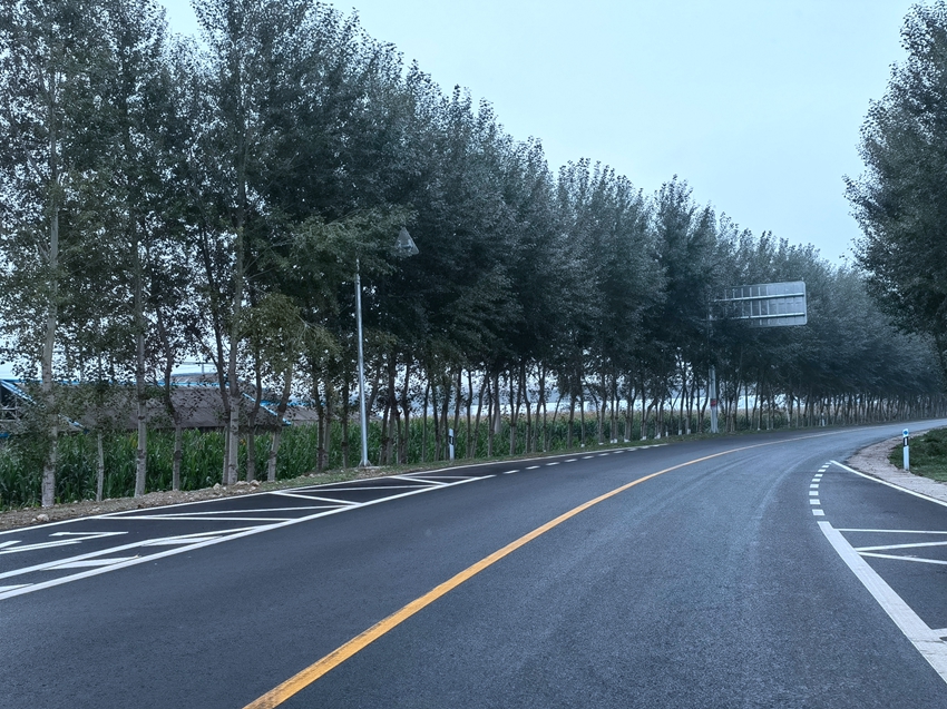 縣道德前公路，前方通往農安縣。人民網記者 馬俊華攝