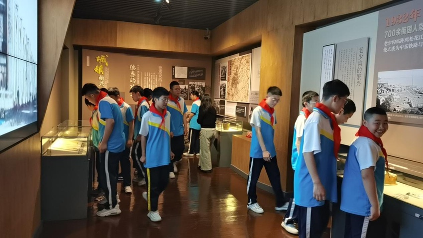 2023年五四青年節，德惠市博物館舉辦“五四共青團走進博物館”活動，讓青少年更好地了解德惠歷史文化。（資料圖片。德惠市博物館供圖）
