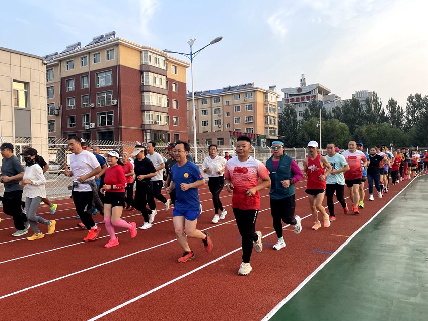 “跑步大軍”正迎著晨曦奔跑。人民網記者 李思玥攝（資料圖片）