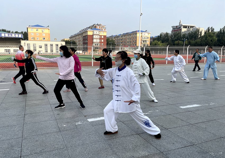 晨練中的市民正在練習太極拳。人民網記者 李思玥攝（資料圖片）