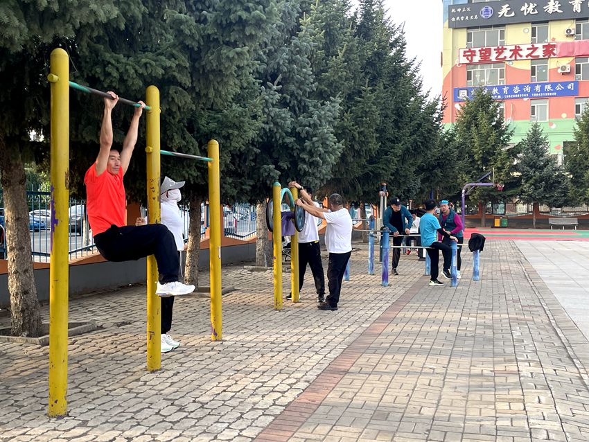 不少早起的市民正在利用健身器材鍛煉身體。人民網記者 李思玥攝（資料圖片）