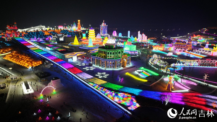 夜晚的長春冰雪新天地。人民網記者 李洋攝