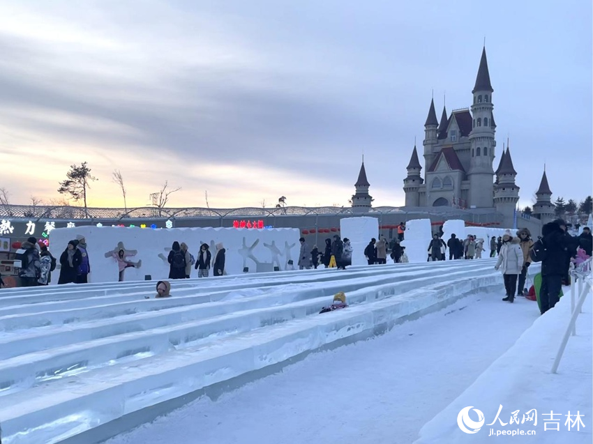 豐富的冰雪娛樂項目吸引游客打卡體驗。人民網記者 李思玥攝