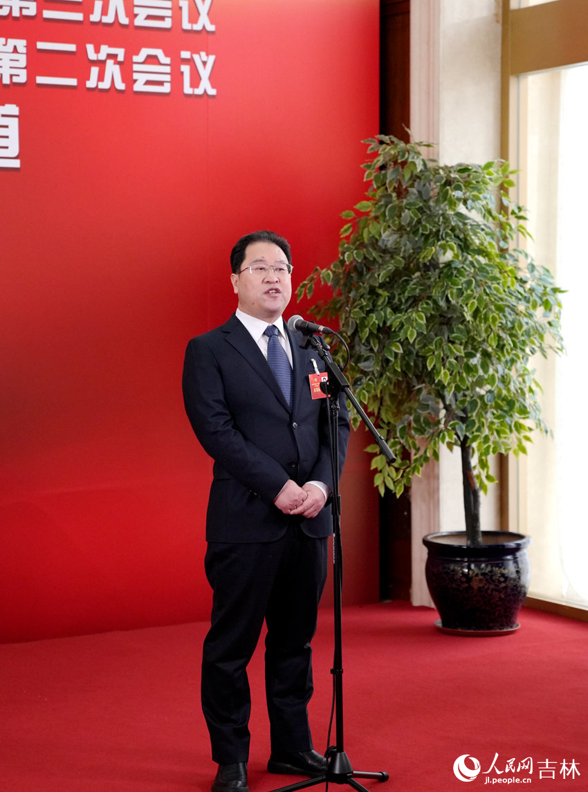 吉林省政協委員、吉林大學研究生院院長、民盟吉林省委會副主委孫俊奇。人民網記者 李洋攝