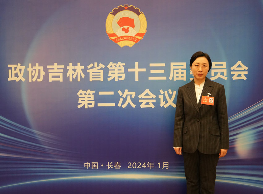 吉林省政協委員、民進吉林省委會副主委、吉林省教育學院培訓管理辦公室主任張巖。人民網記者 李洋攝