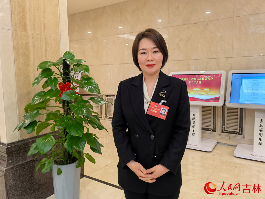 吉林省政協委員、白山市中級人民法院副院長、九三學社白山市委員會副主委穆銀偉。人民網記者 李洋攝