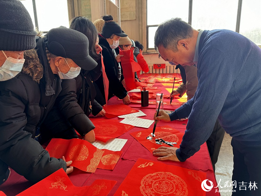 書法家揮毫潑墨，現場免費書贈春聯、福字。人民網記者 李思玥攝